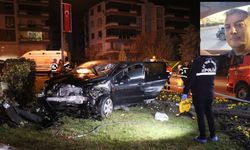 Denizli’de feci kaza, otomobil anıt duvara çarptı: 1 ölü, 1 yaralı