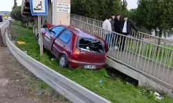 İzmir'de korkunç kaza: Otomobil üst geçide çarptı, 1 ölü 1 yaralı