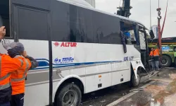 Seyir halindeki minibüs devrildi: 1 ölü, 7 yaralı