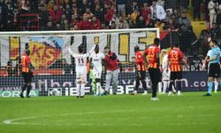 Kayserispor-Galatasaray maçında şok anlar: Taraftar sahaya atladı