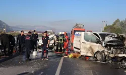 Muğla'da karayolu savaş alanına döndü: 1'i ağır 7 kişi yaralandı, iki araç alev aldı!