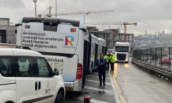 Metrobüs yolunda akıl almaz kaza: Rögar kapağı fırladı, yolcu yola düştü