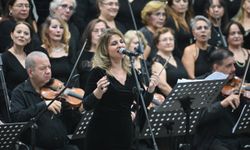 Bornova'da yeni yıla özel konser: Belediye korosu vatandaştan beğeni topladı