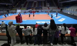 Soğan torbalarından voleybol filesi yapmışlardı: İzmir ekibinin idmanını izlediler