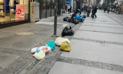 İzmir'de belediye çalışanları iş bıraktı kentin merkezi çöp içinde kaldı