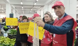 İzmir'de emeklilerden çarpıcı protesto: Boş fileyle pazarda dolaştılar