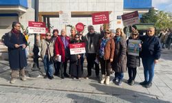 İzmir'de emekli kadınlardan el ilanlı protesto: Açlığa ve yoksulluğa hayır!