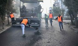 Bornova’da kışa rağmen asfalt çalışmaları sürüyor: Üç mahalleye yol ve kaldırım düzenlemesi