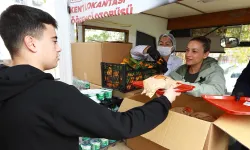 Efes Selçuk'ta çocuklara bir haftalık beslenme kolisi: Hiçbir çocuk öğle yemeğinin derdine düşmesin istiyoruz