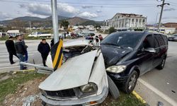 Fethiye’de trafik kazası: Otomobil ile minibüs çarpıştı