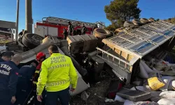 Aydın Kuşadası'nda virajı alamayan tır tarlaya daldı: 1 ölü, 3 yaralı