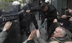 Sırbistan’da Belediye Meclisi ve polise yumurtalı saldırı: 5 polis yaralı