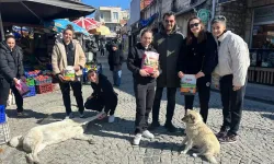 Kadın basketbolunun İzmir temsilcisinden anlamlı hareket: Sokak hayvanlarıyla hayatı paylaşıyoruz