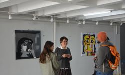 İzmir'de atık kumaşlar sanat eserlerine dönüşüyor: Sergi 4 Nisan'a kadar açık!