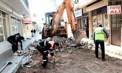 Bayraklı’da yol çalışmalarına hız verildi: Asfaltlama ve kilit parke çalışmaları devam ediyor