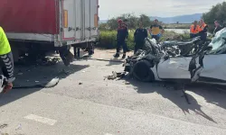 İzmir Çiğli'de feci kaza: TIR'ın altına giren otomobilde can verdi