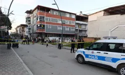 İzmir'de bir kişi sokak ortasında silahla vuruldu