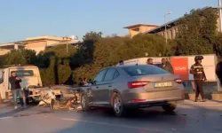 İzmir'de feci kaza saniye saniye kamerada: Metrelerce savrulan motosikletli hayatını kaybetti