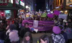 İzmir'de Feminist Gece Yürüyüşü, yüzlerce kadın sokağa döküldü: Birbirimizden vazgeçmeyeceğiz