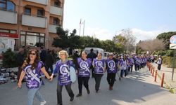 Emek ve özgürlük için birleştiler: Kadınlar Efes Selçuk sokaklarında zincir oluşturdu