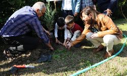 Minik ellerden yeşil geleceğe: Karşıyaka’da fidan dikme seferberliği devam ediyor