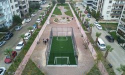 Kemalpaşa'da parklar yenileniyor: Yeni mini futbol sahaları yapılıyor