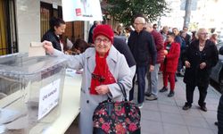 İzmir'de İmamoğlu’nun adaylığına destek büyüyor: 85 yaşındaki parti üyesi sandığa gitti