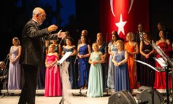 Büyükpark’ta sanat gecesi: ADD Bornova korosu gönülleri fethetti