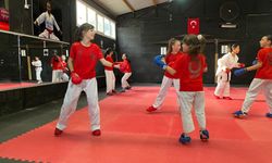 8 dil konuşuyorlar, karate yapıyorlar: İzmir'de yaşayan kardeşler Milli Takım formasını terletecek