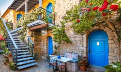İzmir'in 250 yıllık taş evleri: İki katlı yapısı ve çiçeklerle süslü duvarları ile hayranlık uyandırıyor