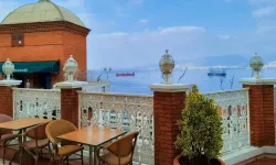 İzmir'e tepeden bakmak isteyen bu kafeye gidiyor: 25 TL'ye çay içecek, enfes manzaraya hayran olacaksınız
