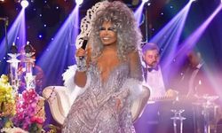 Bülent Ersoy'dan sahnede beklenmeyen hareket: “Yaşattıklarınızı yaşamadan ölmeyeceksiniz”