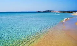 Adını ışıl ışıl parlayan kumlarından alıyor: Berrak ve serin suyu ile İzmir'in en güzel plajlarından biri