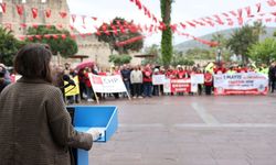 Çeşme’de 1 Mayıs yürüyüşü: Sokaklar dayanışmayla doldu