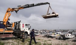 Çevreyi tehdit ediyordu: İzmir'de atıl tekneler toplatılıyor