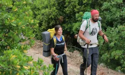 İzmir'in ünlü rotası Efeler Yolu'nda bir ilk: 32 günde tamamladı, altın mühürlü pasaportu aldı
