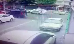 O anlar kamerada: Direksiyon hakimiyetini kaybetti, 2 otomobilin üzerine çıktı