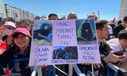 Büyük İzmir Mitingi’nde dikkat çeken döviz: Hangi Mahmut Tanal’sın?