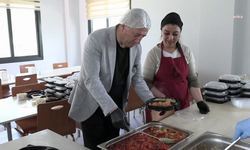 İzmir'de Dayanışma Mutfağı: Öğrencilere ücretsiz yemek hizmeti sunuyor