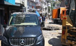 İzmir'de ana boru patladı: Evleri su bastı, 5 araç zarar gördü