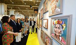 İzmir Sanat ve Antika Fuarı kapılarını açtı: Başkan Tugay’a ödül