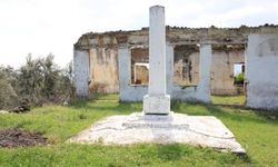 İzmir'de Atatürk'ün anısına dikilip zamanla unutulan tarihi anıt: Furunlu Köyü Anıtı