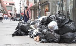 İzmir'de grev üçüncü gününde: Sokaklarda çöp yığınları oluştu
