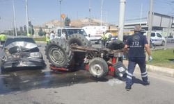 İzmir'de traktör ve otomobil çarpıştı: 2 yaralı