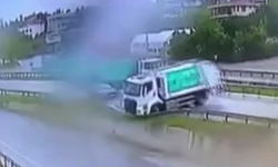 Yağmurdan ıslanan yolda kaydılar: Kamyonlar bariyerlere çarptı, faciadan dönüldü