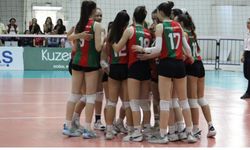 Karşıyaka’nın yıldız kızları parlıyor: 3-0