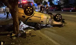 Konak'ta kaza: Direğe çarpan otomobil takla attı
