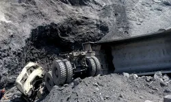 Hafriyat kamyonu şarampole devrildi: 1 ölü