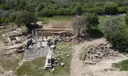 İlk kazı 134 yıl öne başlamıştı: 2 bin 400 yıllık kutsal alanın giriş kapısı ve dükkanları açığa çıktı