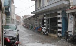Manisa’da dolu yağışı hayatı felç etti: Kula'da caddeler göle döndü, araçlar suya gömüldü